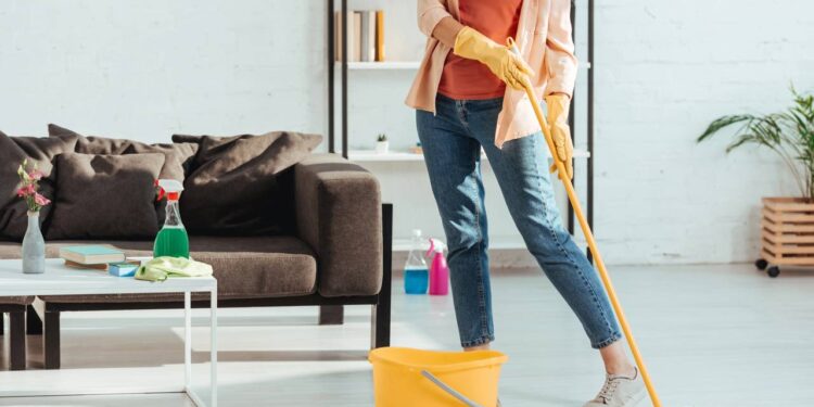 Nem removedor, nem vinagre: esse truque tira manchas do piso de forma natural