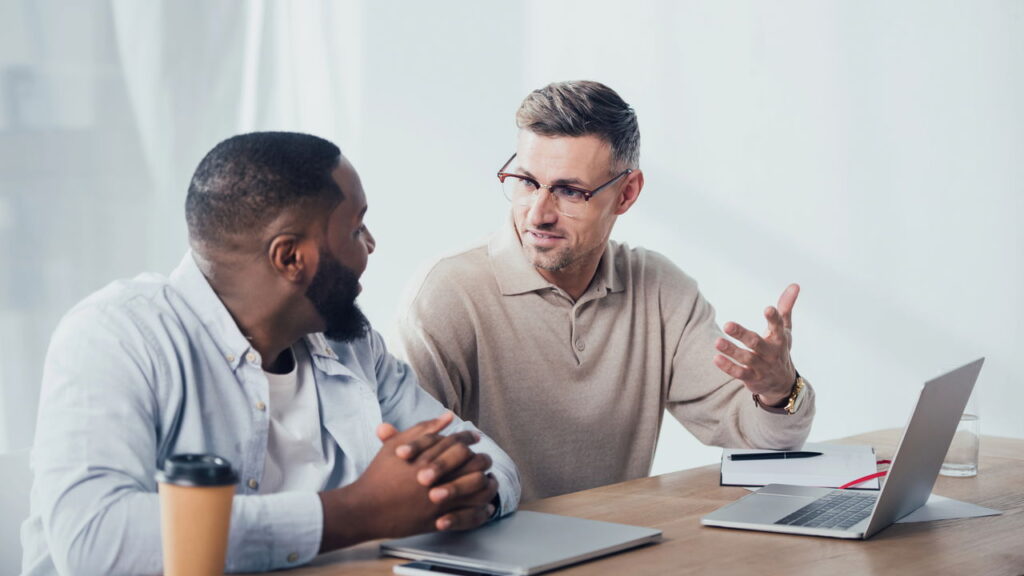 O que significa quando uma pessoa desvia o olhar enquanto fala, segundo a psicologia