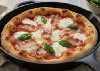 Adeus ao forno: faça pizza frita na forma em 4 passos