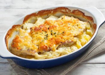 Como preparar batatas com alho e queijo douradas e crocantes no forno