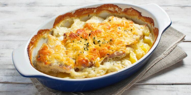 Como preparar batatas com alho e queijo douradas e crocantes no forno