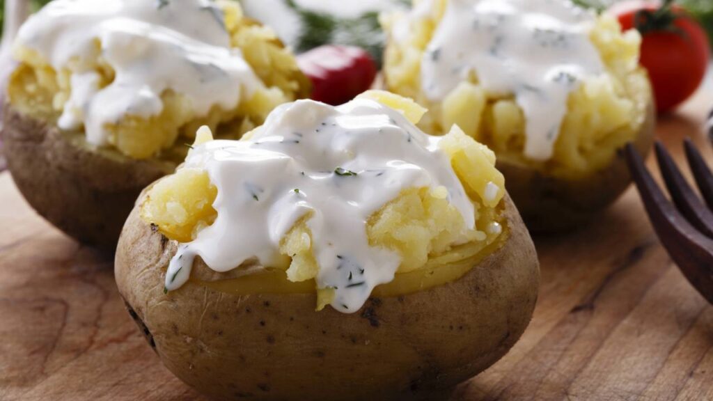 Como preparar batatas com alho e queijo douradas e crocantes no forno