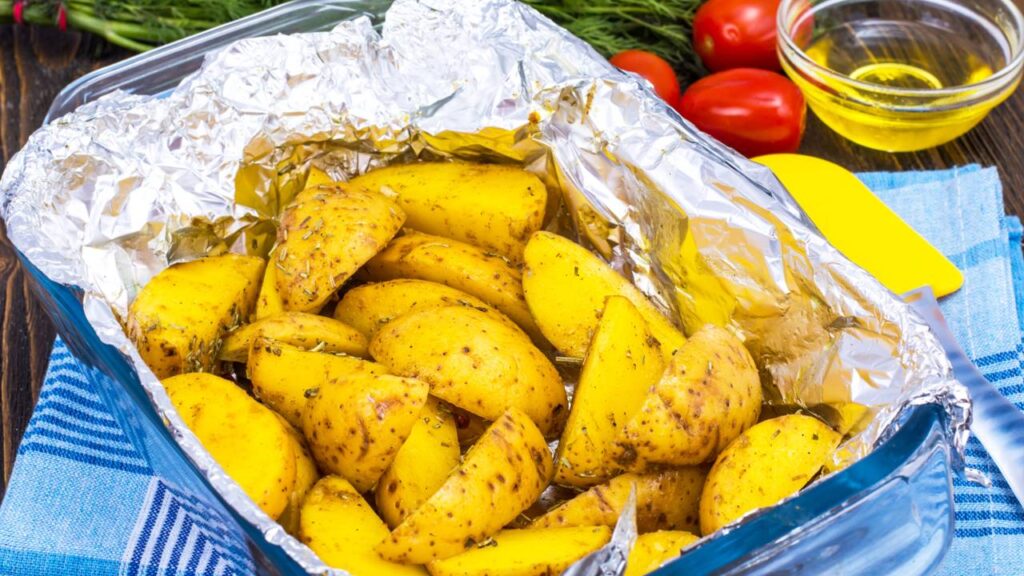 Como preparar batatas com alho e queijo douradas e crocantes no forno