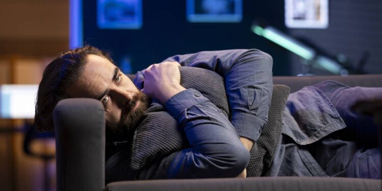 Por que procrastinamos mesmo sabendo das consequências, segundo a psicologia