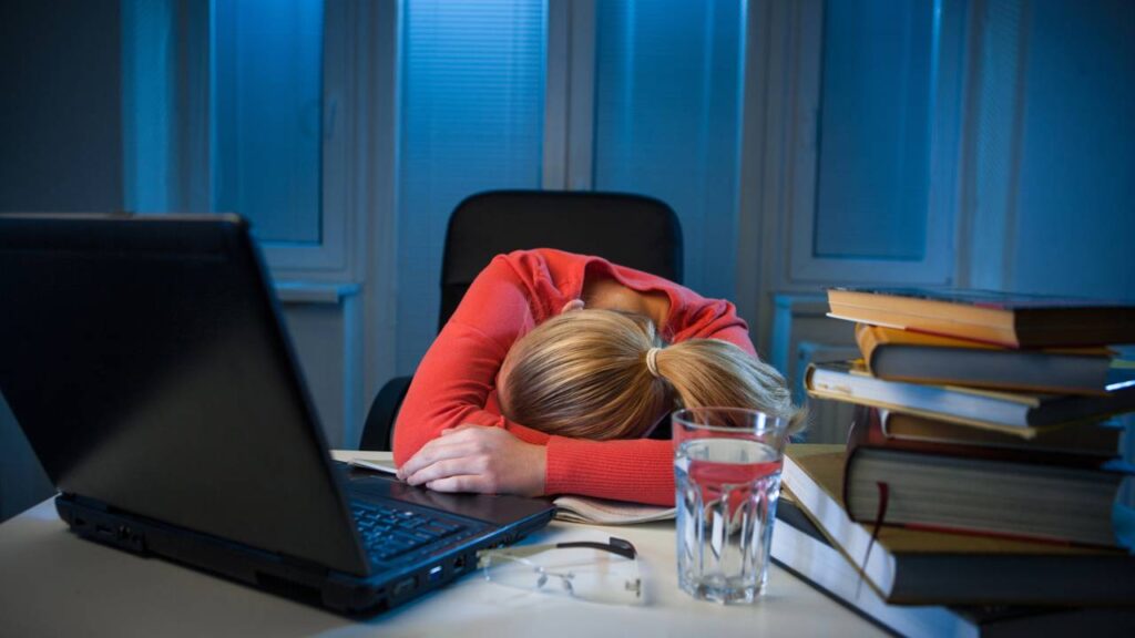 O que significa empilhar roupas em cima da cadeira, segundo psicologia