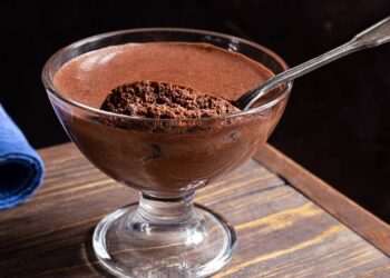 Como fazer um pudim de chocolate cremoso e sem gastar muito