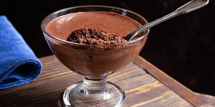 Como fazer um pudim de chocolate cremoso e sem gastar muito