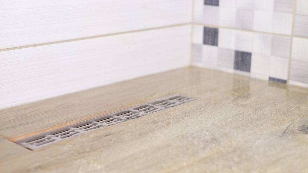 Borrife essa mistura no ralo e diga adeus às baratas e mosquitinhos