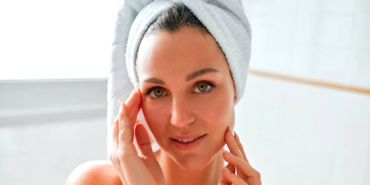 Melhore sua noite de sono com essa massagem no rosto antes de dormir