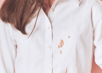 Truque caseiro para tirar mancha de maquiagem das roupas