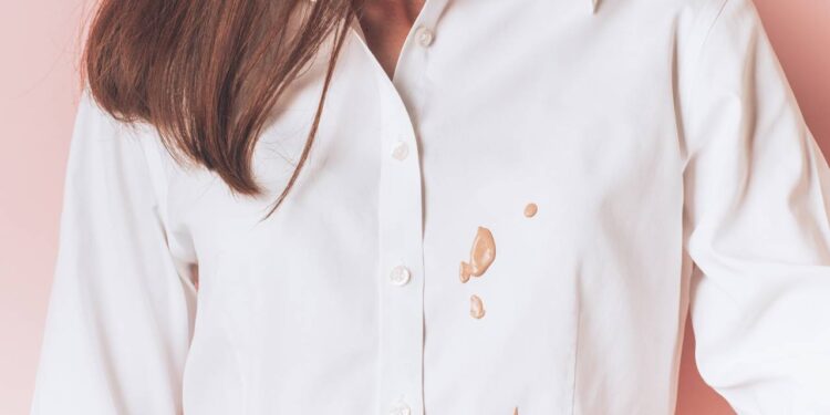 Truque caseiro para tirar mancha de maquiagem das roupas