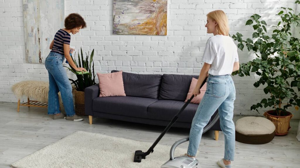 Como evitar que aranhas se escondam atrás de móveis