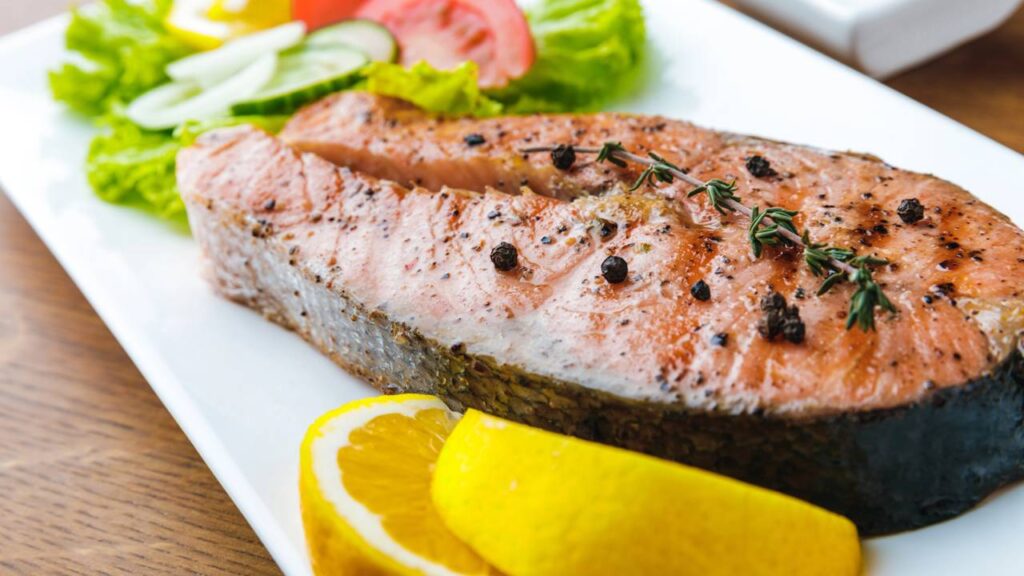 Receita de peixe assado simples, leve e saborosa