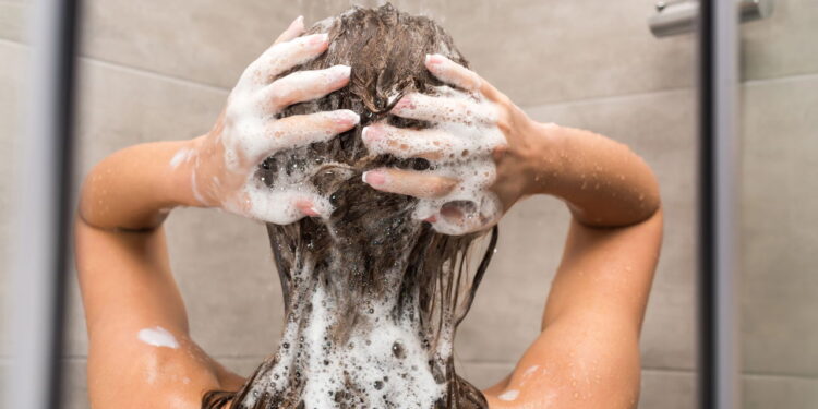 Shampoos certos e hábitos simples que fazem seu cabelo crescer mais saudável