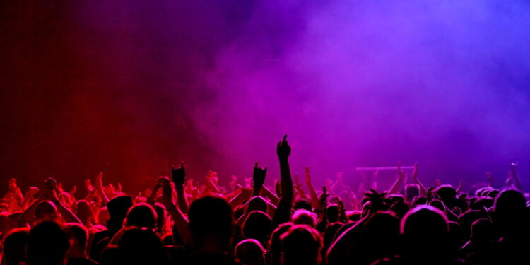 Segundo a psicologia, por que nos tornamos fãs de artistas