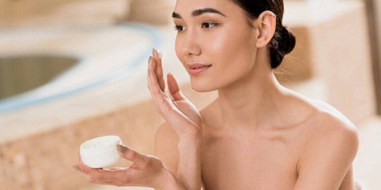 A importância de passar hidratante facial todos os dias para uma pele saudável