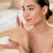 A importância de passar hidratante facial todos os dias para uma pele saudável