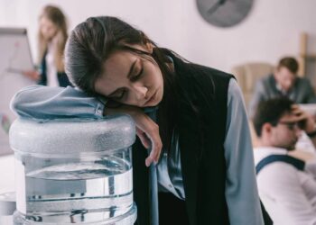 Erros comuns que envelhecem a pele sem perceber, segundo especialistas