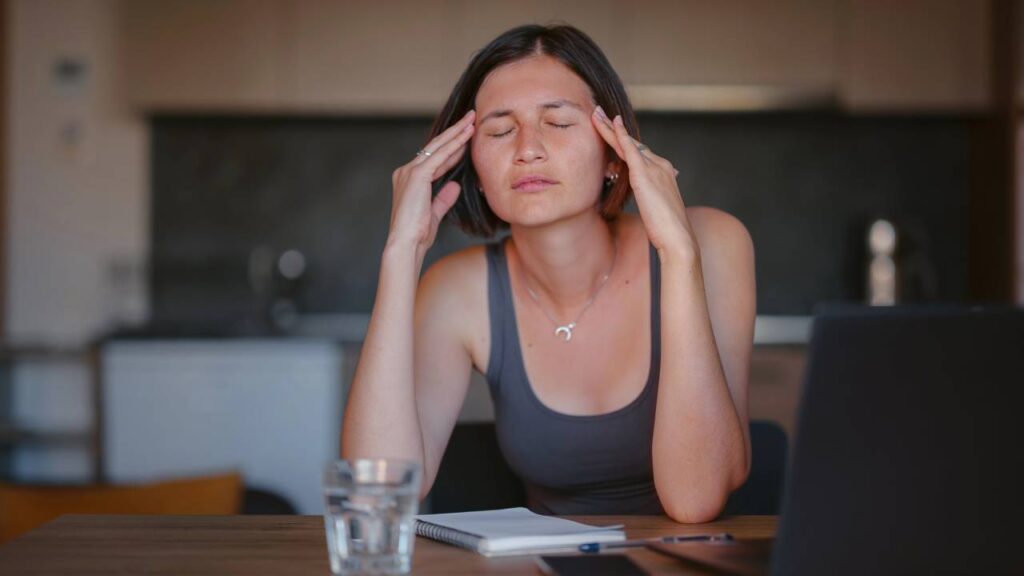 Como o cérebro reage à sobrecarga emocional, segundo psicologia