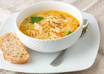 Receita simples de sopa de frango com legumes que traz conforto e leveza à noite