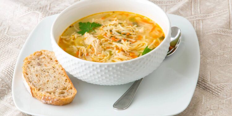 Receita simples de sopa de frango com legumes que traz conforto e leveza à noite