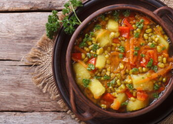 Aprenda a preparar uma sopa de legumes nutritiva e simples