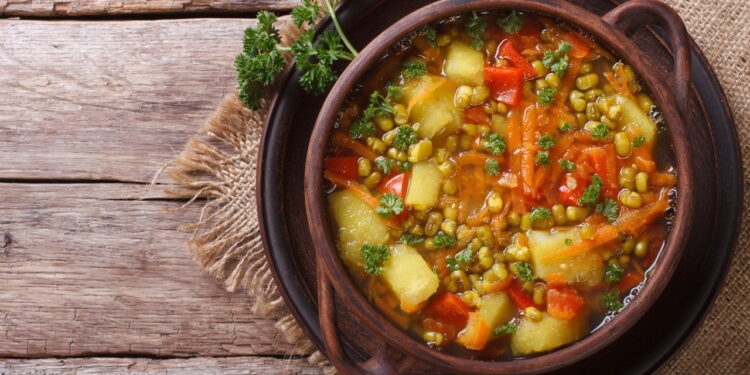 Aprenda a preparar uma sopa de legumes nutritiva e simples