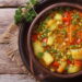 Aprenda a preparar uma sopa de legumes nutritiva e simples