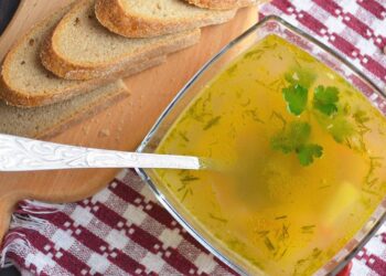 Receita simples de sopa detox que ajuda a melhorar o fígado
