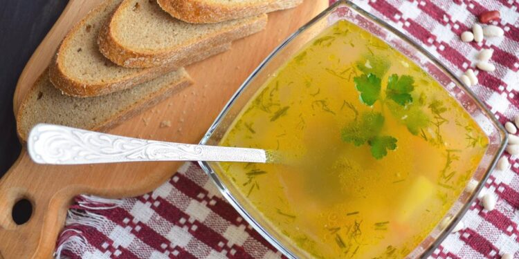 Receita simples de sopa detox que ajuda a melhorar o fígado