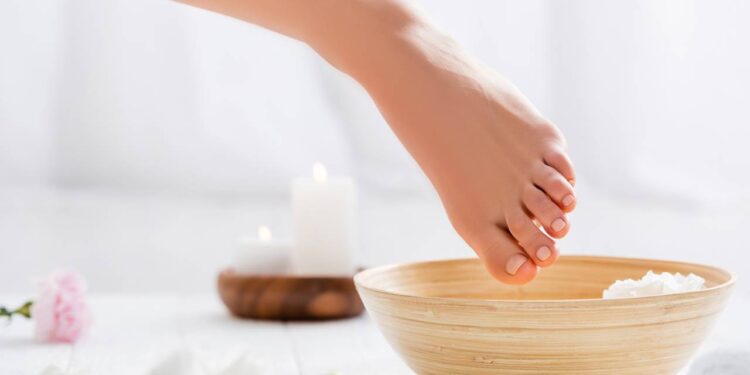Lavar os pés com sal e bicarbonato: descubra os benefícios