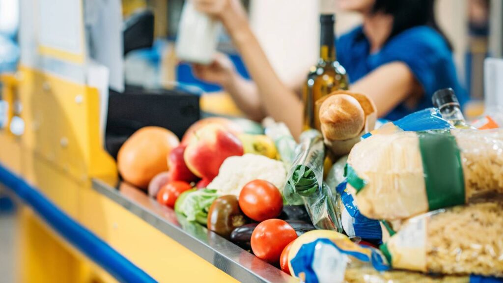 Pequenos gastos repetidos exigem decisões constantes e explicam o cansaço financeiro sentido por muitas pessoas no fim do mês