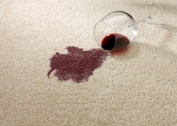 Saiba como aplicar o truque certo para tirar manchas do seu tapete