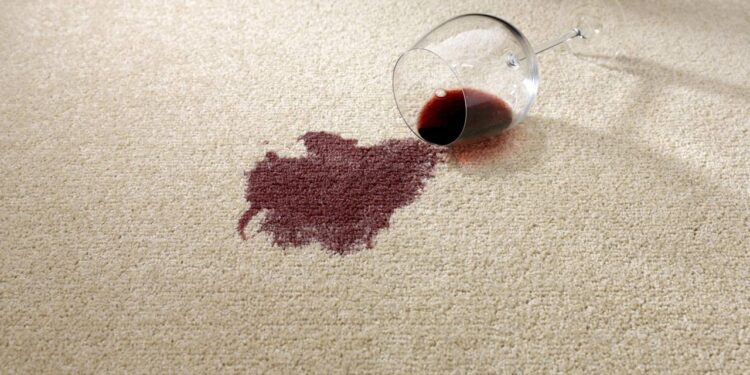 Saiba como aplicar o truque certo para tirar manchas do seu tapete