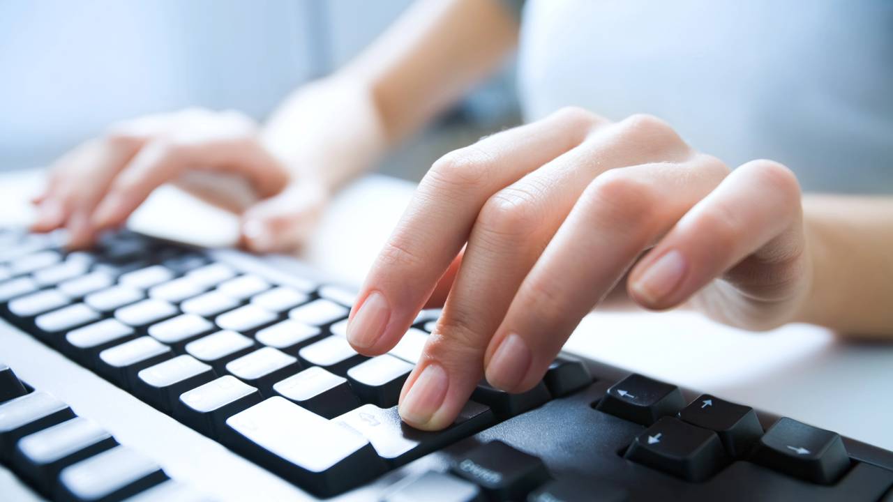 Este hábito comum pode danificar seu teclado sem que você perceba 1 Este hábito comum pode danificar seu teclado sem que você perceba