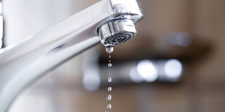 Torneira pingando? Veja quanto dinheiro você perde por mês