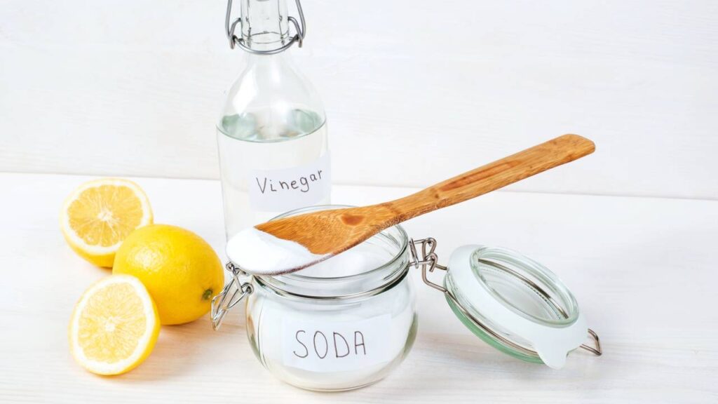 Nem multiuso, nem detergente: esse ingrediente da cozinha limpa vidros como mágica