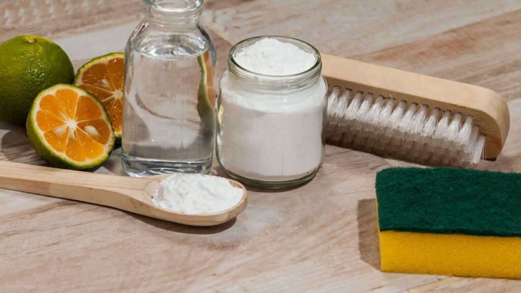 Nem multiuso, nem cloro: solução caseira para limpar o box