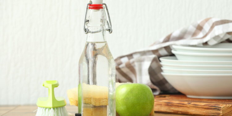 Nem vinagre, nem alvejante: essa mistura limpa a casa e deixa cheiro de limpeza