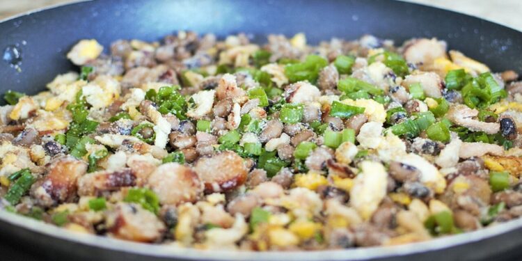 A forma mais autêntica de fazer feijão tropeiro tradicional