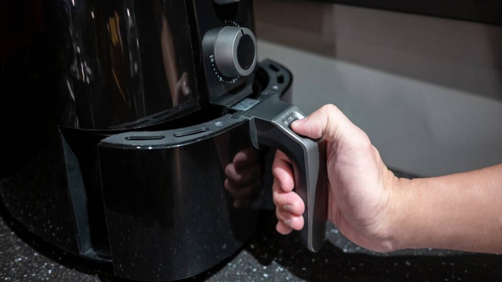 Saiba como fazer um irresistível bolinho de chuva na airfryer em 8 minutos