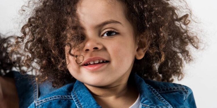 Veja o que a ciência diz sobre certas pessoas terem cabelos cacheados desde o nascimento