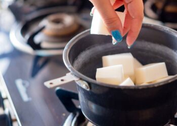 Como fazer 10L de sabão líquido caseiro com 2L de óleo de cozinha usado