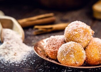 Aprenda a fazer bolinhos de chuva com qualidade em 10 minutos