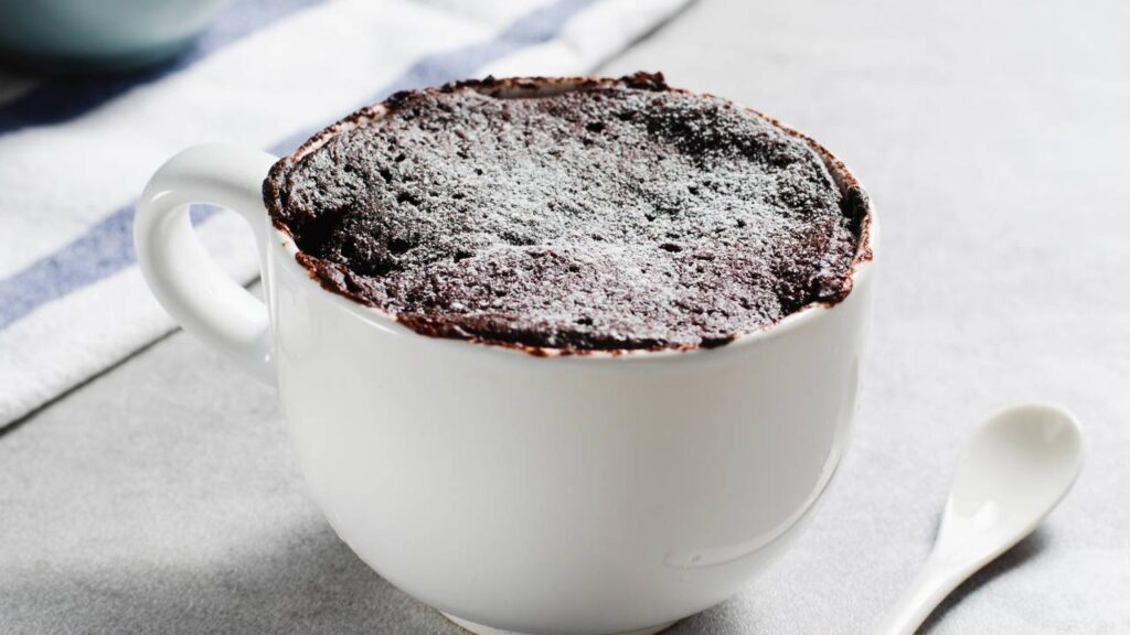 Nem açúcar, nem trigo: aprenda a fazer um bolo de chocolate fit e saboroso