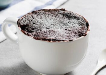 Bolo de caneca perfeito com poucos ingredientes em 2 minutos