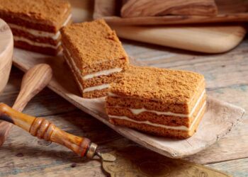 Aprenda a fazer este pão de mel na assadeira rápido e prático que fica pronto em apenas 35 minutos