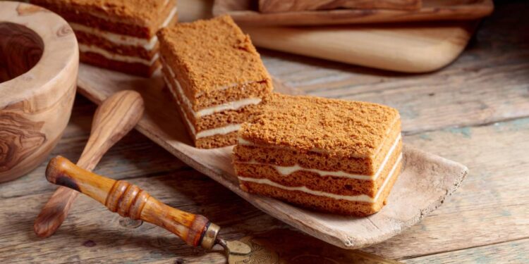 Aprenda a fazer este pão de mel na assadeira rápido e prático que fica pronto em apenas 35 minutos