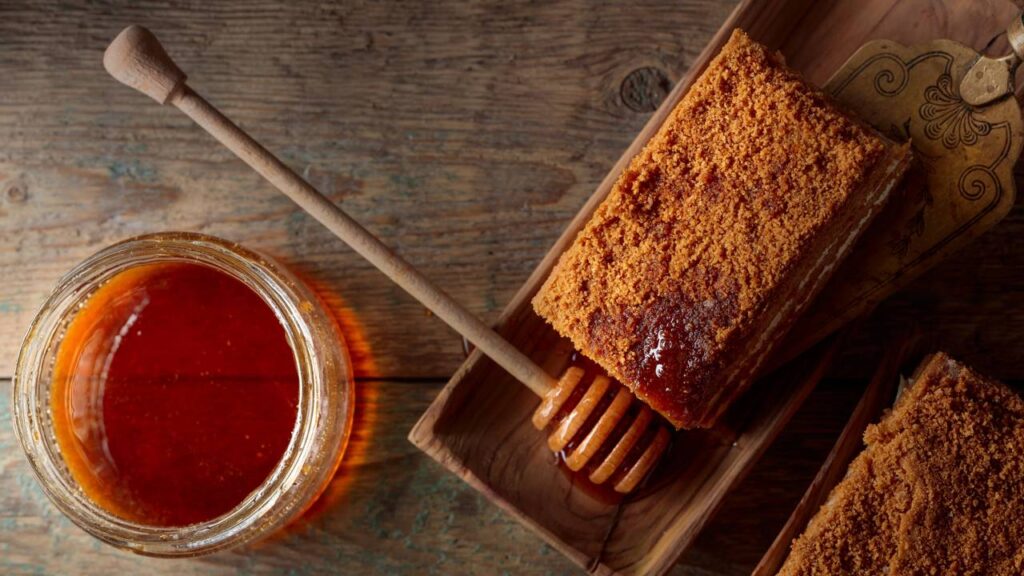 Aprenda a fazer este pão de mel na assadeira rápido e prático que fica pronto em apenas 35 minutos