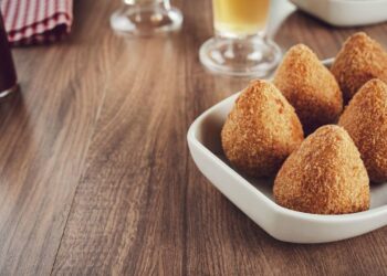 Prepare uma recheada coxinha de frango com requeijão em menos de 1 hora